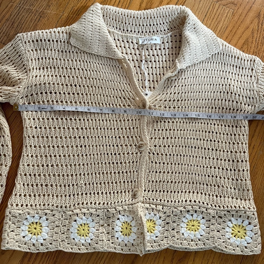 Storia Beige Crochet Cardigan with Floral Trim NWT - Picture 7 of 8